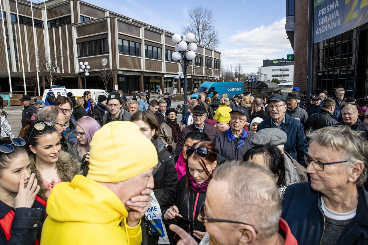 Perussuomalaiset oli eduskuntavaaleissa Suomen toiseksi suosituin puolue ja on noussut vaalien jälkeen gallupeissa ykköseksi. Perussuomalaisten puheenjohtaja Jussi Halla-aho kampanjoi vaalien alla.