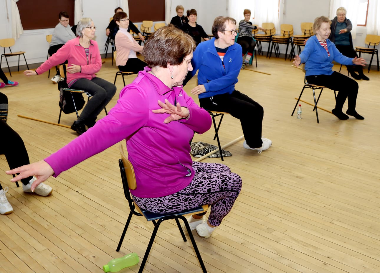 Tuolijumppa toi maanantaina parikymmentä naista yhteen liikkumaan ja vaihtamaan kuulumisia.