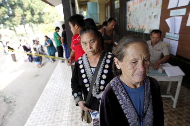 Äänestyspaikoille syntyi jonoa sunnuntaina Thaimaassa. KUVAT: EPA/PONGMANAT TASIRI