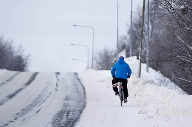 Liian moni pyöräilijä luottaa enemmän hyvään onneen kuin suojakypärään. KUVA: Katja Lehto