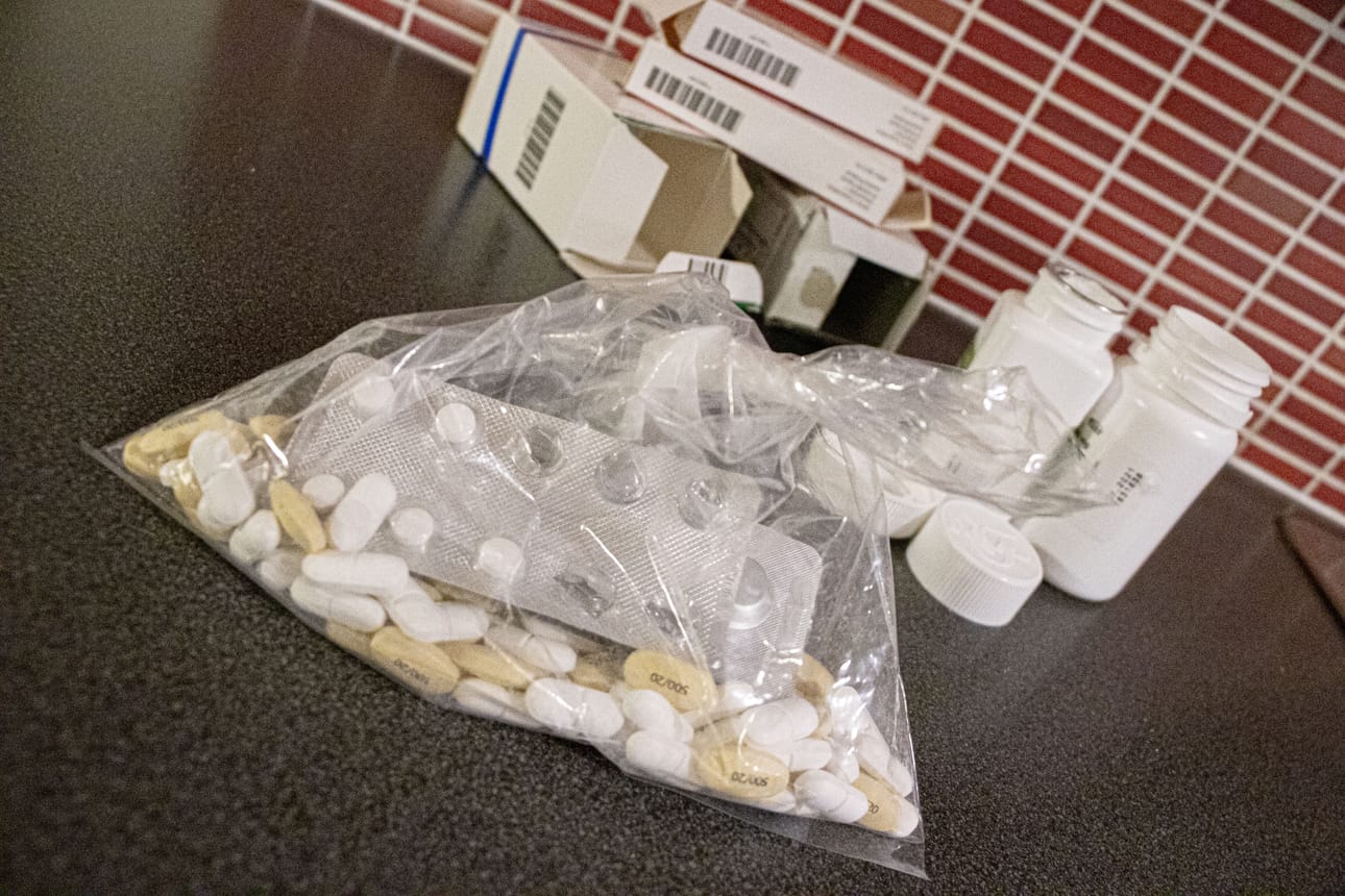 Lääkepillerit viedään apteekkiin yhdessä ja samassa pussissa liuskojen kanssa. Tyhjät pahvi- ja muovipakkaukset lajitellaan kotona asiaankuuluviin jätteisiin.
