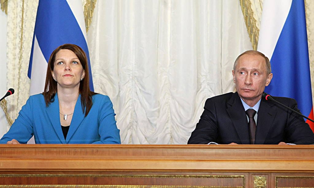 Suomen pääministeri Mari Kiviniemi (kesk.) ja Venäjän pääministeri Vladimir Putin esiintyivät tiedotusvälineille yhteisessä tiedotustilaisuudessaan Pietarissa.