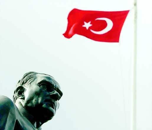 Eurooppalainen? Nyky-Turkin perustajan Mustafa Kemal Atatürkin patsas valvoo Bosporinsalmen liikennettä Istanbulissa.