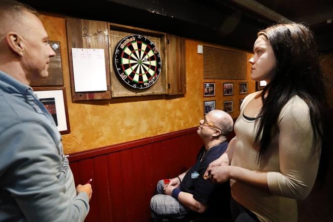 Kauhajokelainen Sohvi Ristilä ja pyörätuolissa kulkeva seinäjokelainen Antti Salo ovat ahkeria darts-harrastajia. Seinäjoen viikkokisoissa heidän pelinsä kirjurina toimi torstaina Petri Kangas.