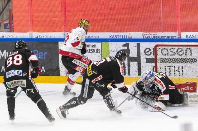 Veini Vehviläinen torjui Jonne Virtasen läpiajon. KUVA: TIINA MUTILA