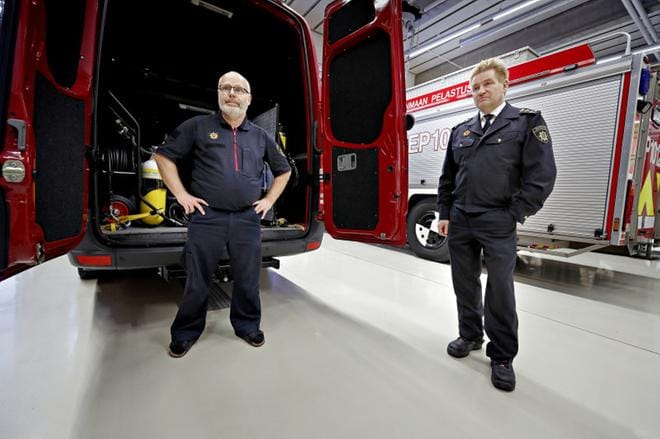 Palomies Pekka Kjellbäckin (vas.) mukaan koronavuosi on ollut täysin poikkeuksellinen. Poikkeusvuosi näkyy niin tilastoissa kuin Etelä-Pohjanmaan pelastuslaitoksen pelastajien arjessa. Pelastusjohtaja Harri Setälä kertoo, että koronan takia suojavarusteiden pukemiseen on kolme eri tasoa. KUVA: KARI LÖFHJELM