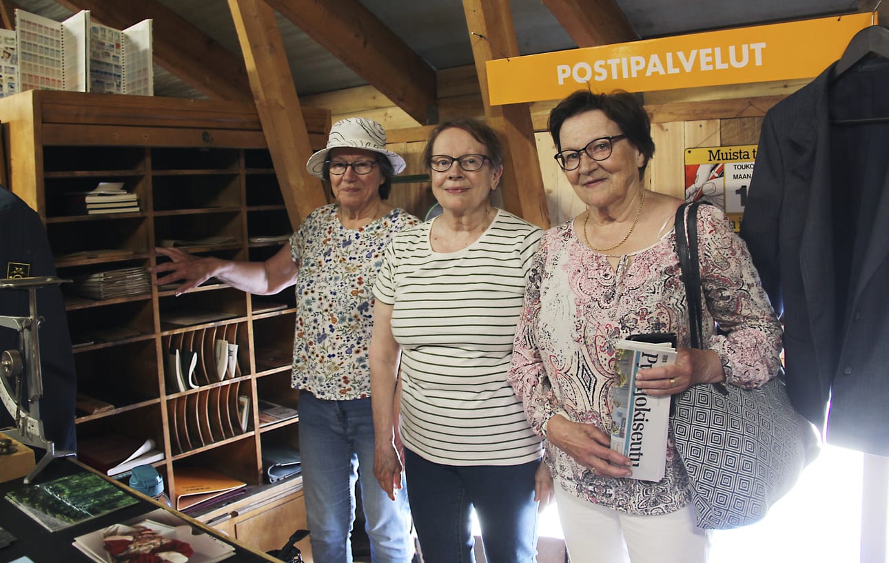 Vihannista kotoisin olevat siskokset, Marjatta Määttä, Irma Lumiaho-Ollila ja Aino Hämäläinen muistavat Alpuan postipisteen puiset lokerikot. On heidän muistissaan tarkasti myös mielikuvat siitä, kuinka postia jaettiin aikoinaan mopollakin heidän kotikylällään.