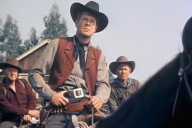 Sheriffi McCarty (Dan Duryea) ratsastaa pikkukaupunkiin ja keskeyttää häät pidättääkseen sulhasen. KUVA: Films Sans Frontieres