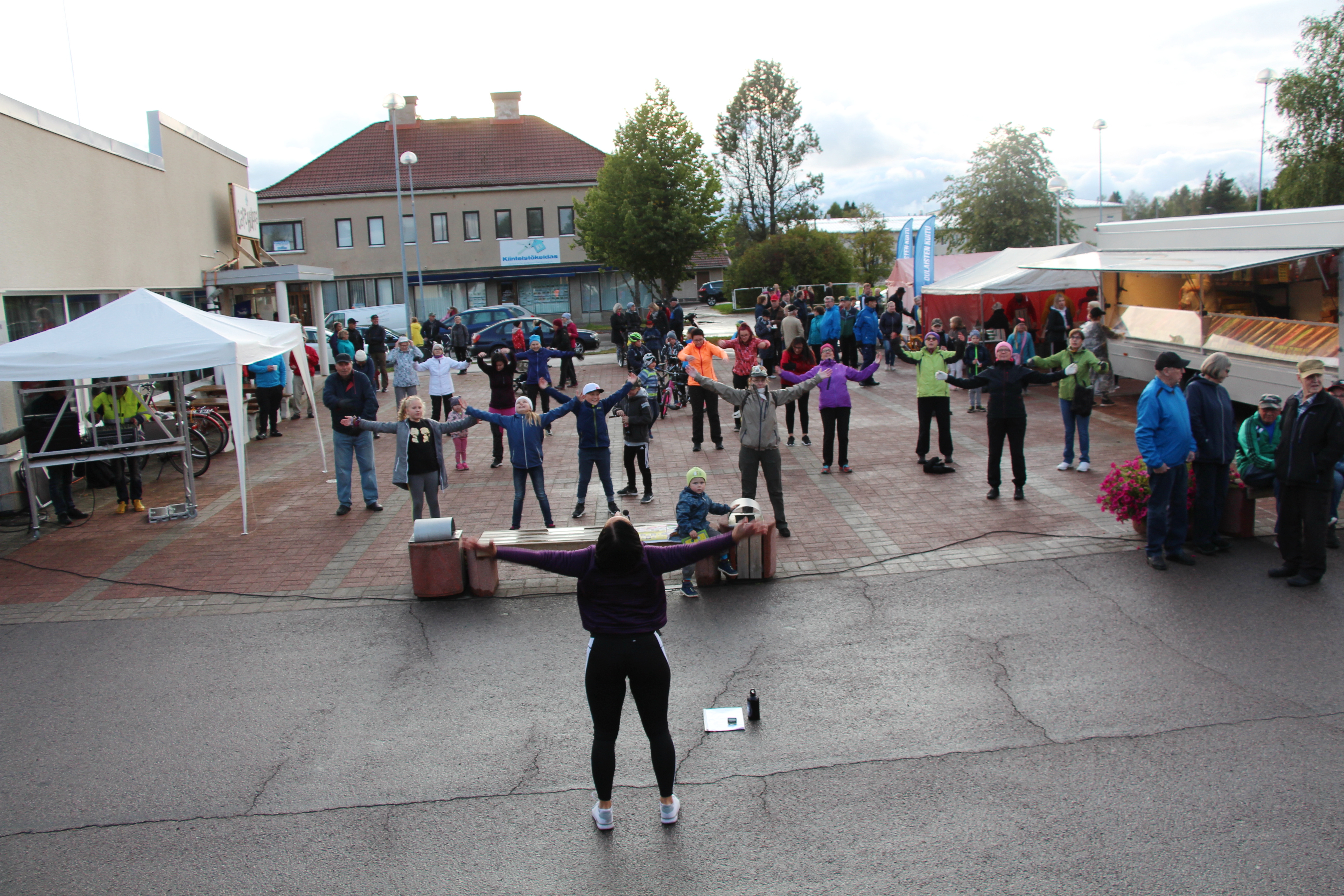 Miia Herttelin opastuksessa venyteltiin jäsenet vetreäksi torijumpassa. 