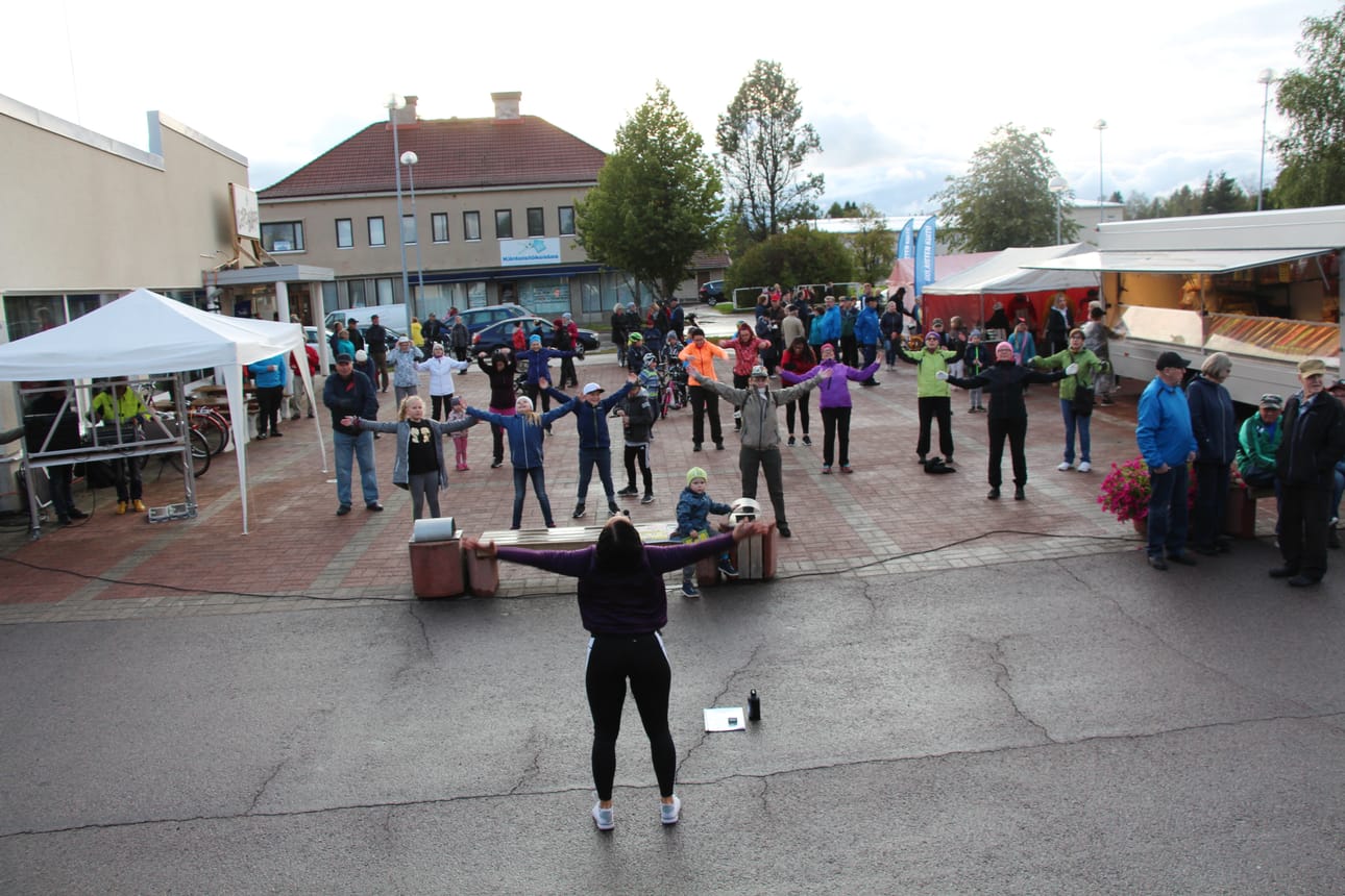 Miia Herttelin opastuksessa venyteltiin jäsenet vetreäksi torijumpassa.
