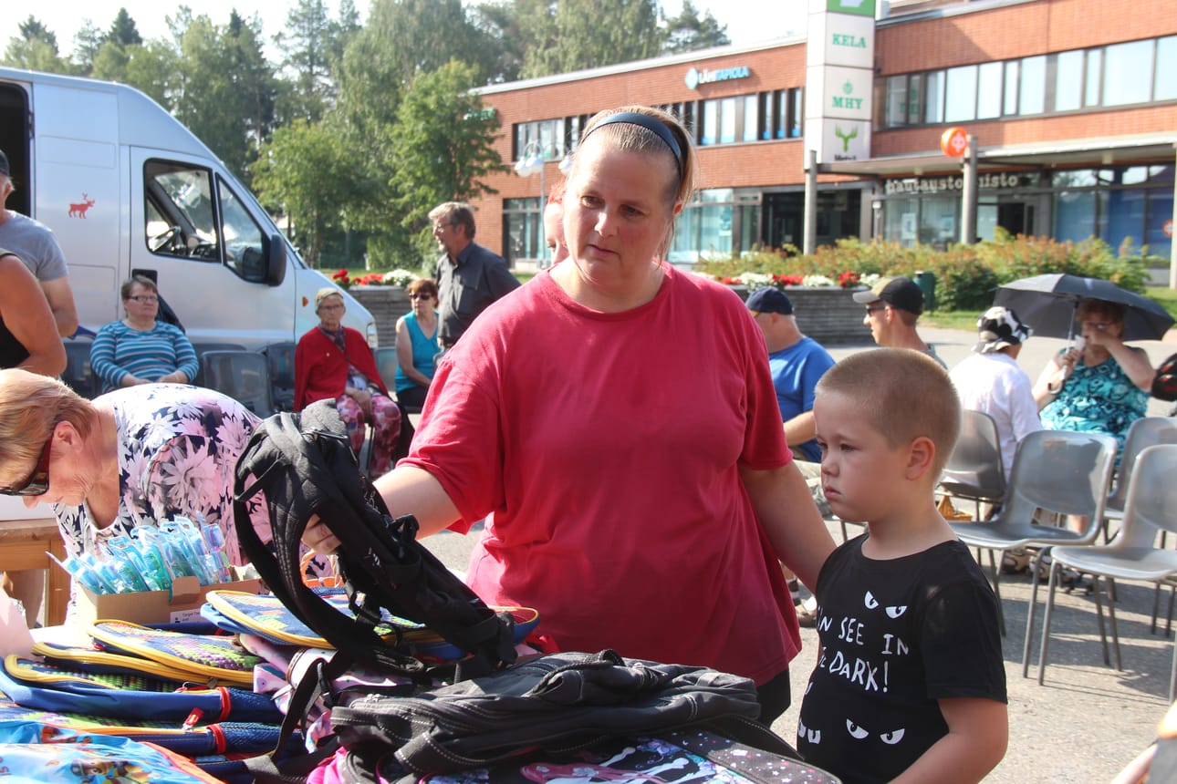 Jari Koivukangas aloittaa koulutaipaleensa elokuun puolivälissä. Äitinsä Soile Koivukangas esittelee Jarille reppuja. Mikähän olisi hienoin?