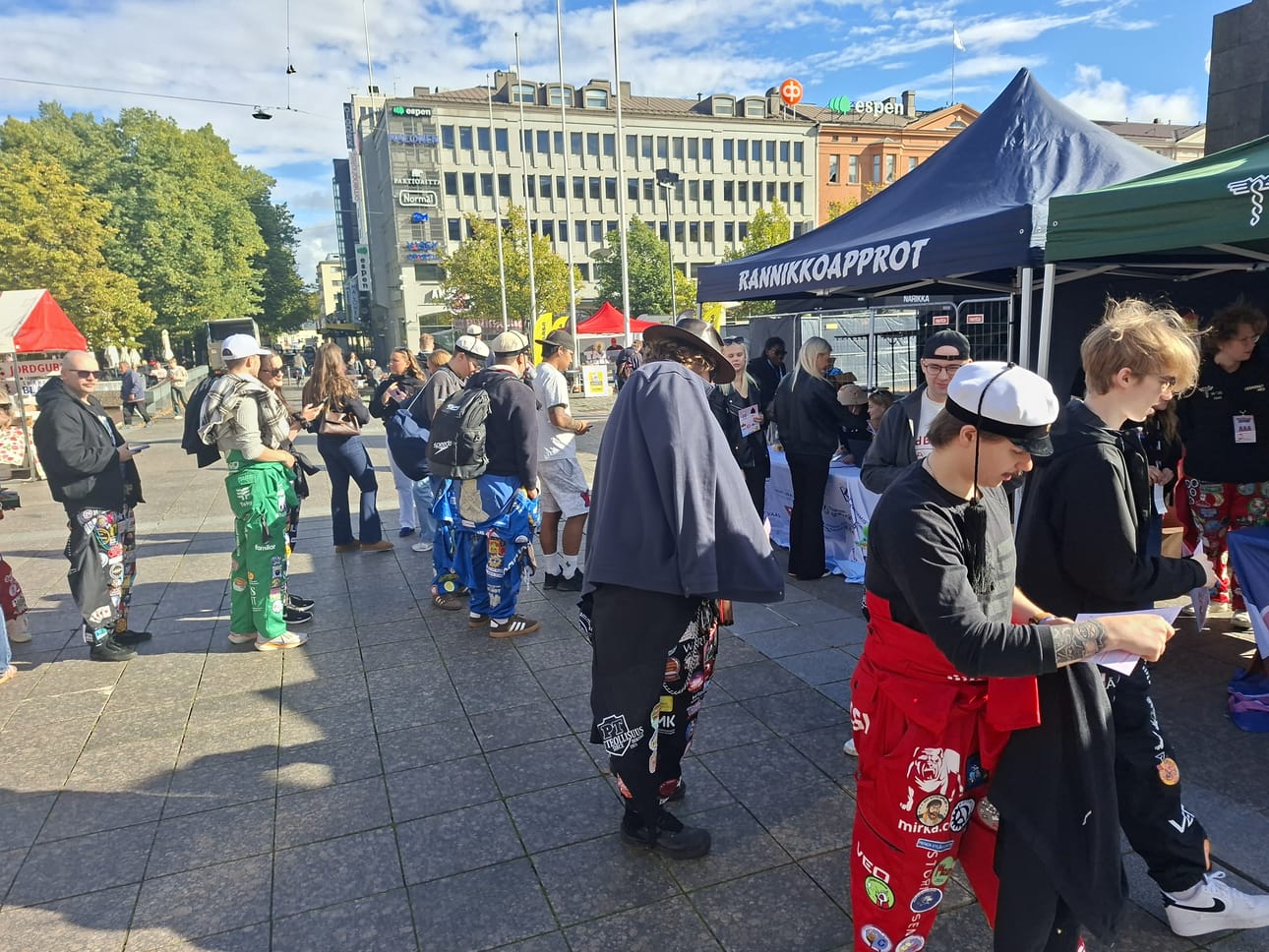 Appropasseja jonotettiin Vaasan torilla jo hyvissä ajoin torstaina.