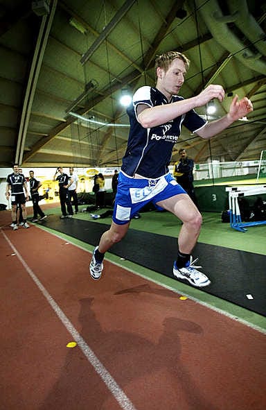 Passari Petteri Parkkisenniemi näyttää loikan mallia KempeLe:n voimaharjoituksissa Ouluhallissa.