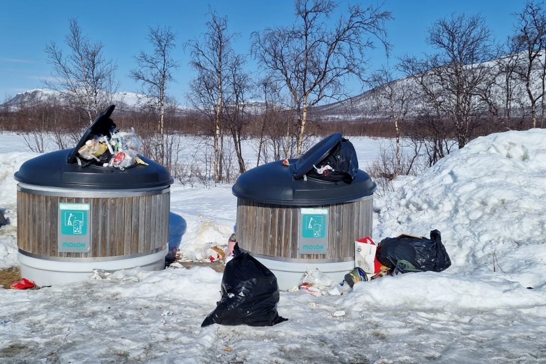 Täysistä roskasäiliöistä leviävät roskat jälleen harmina Enontekiöllä – Keinovuopion kohdalla olevaan jätesäilöön jättävät roskiaan myös ohikulkijat ja matkailijat