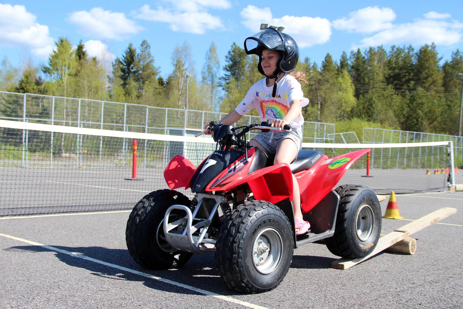 Merijärven kesäleirillä päästiin keskiviikkona ajamaan mönkijällä.