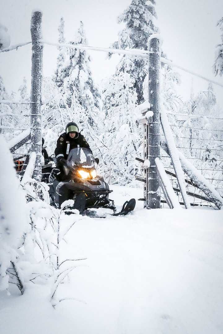 Viimeinen etappi oli Korvatunturi Savukoskella. Kohdetta ei enää arvottu, sillä Joulupukin asuinpaikka oli joulun tienoilla itsestään selvä valinta. Tunturi sijaitsee rajavyöhykkeellä osittain Venäjän puolella. Siksi sinne piti matkustaa Rajavartiolaitoksen moottorikelkoilla.