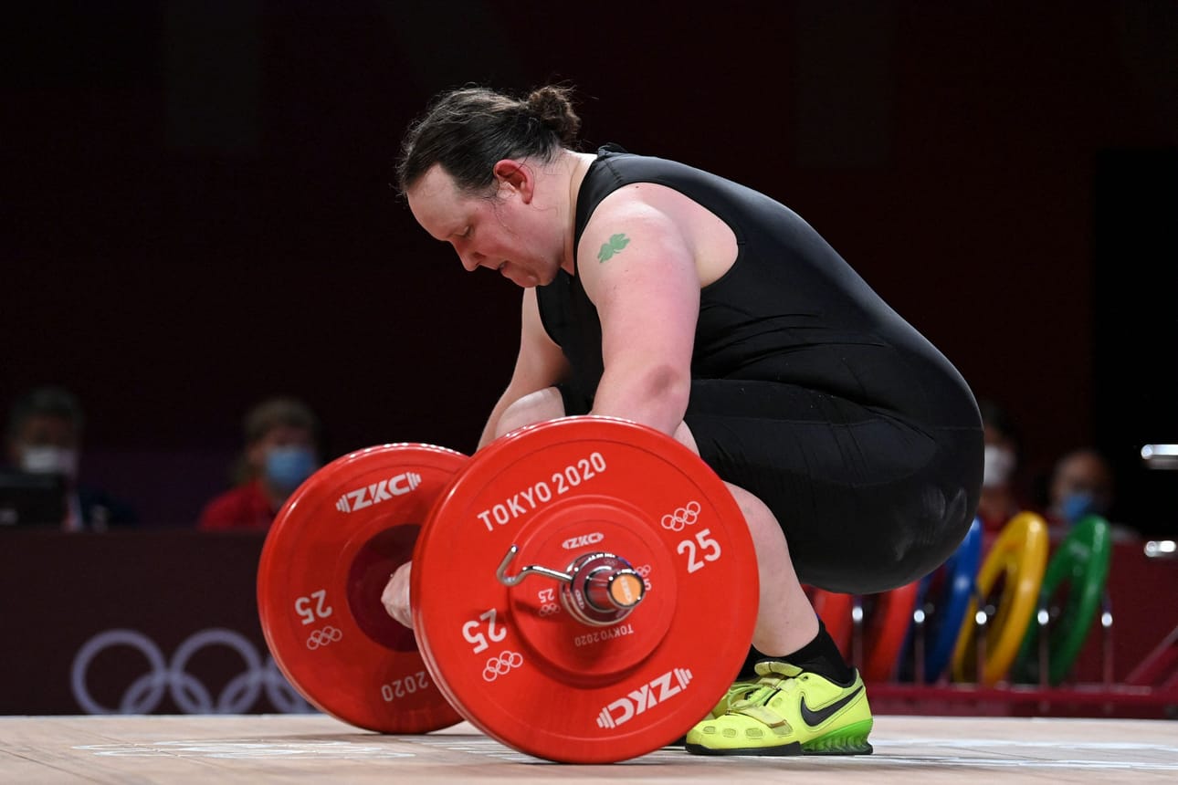Tokion olympialaisissa kilpaili olympiahistorian tiettävästi ensimmäinen transnainen, uusiseelantilainen painonnostaja Laurel Hubbard, joka oli ennen sukupuolen korjaamista kilpaillut miesten sarjoissa. LEHTIKUVA/AFP
