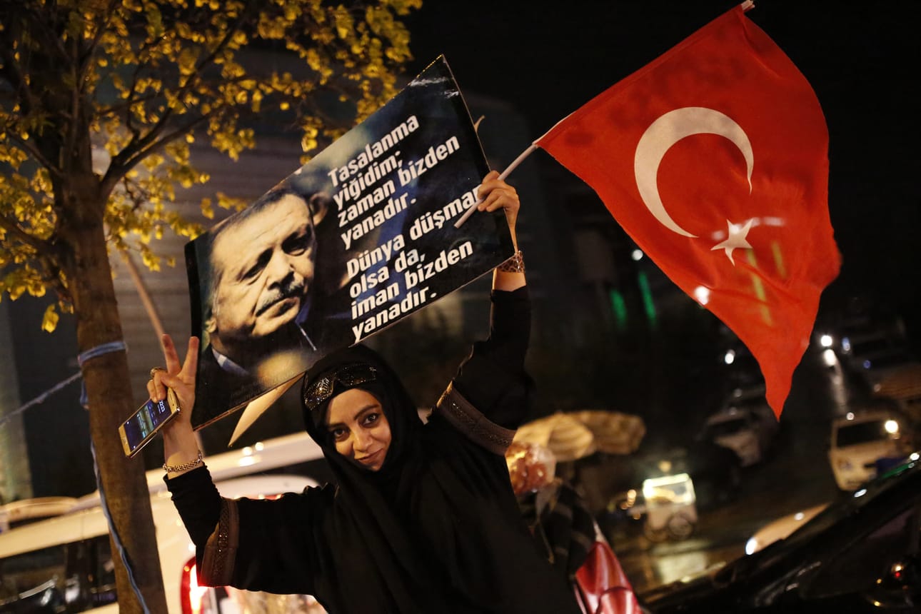 Presidentti Recep Tayyip Erdoganin kannattajat juhlistivat kansanäänestyksen epävirallista tulosta perustuslain muuttamisesta.