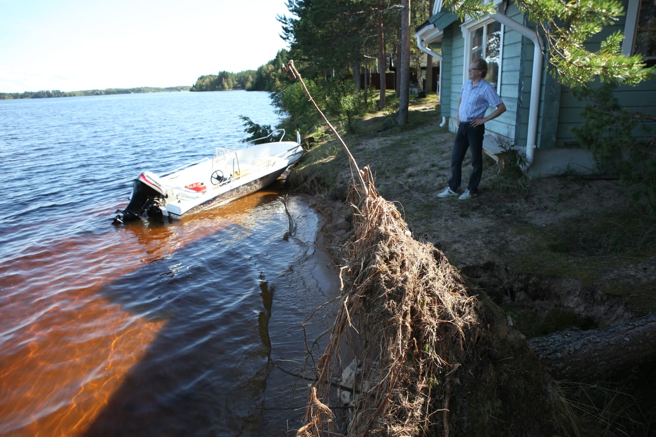 Tulvavesi on vienyt mukanaan maata Heikki Leppämäen mökkirannasta Oulujärven rannalta.