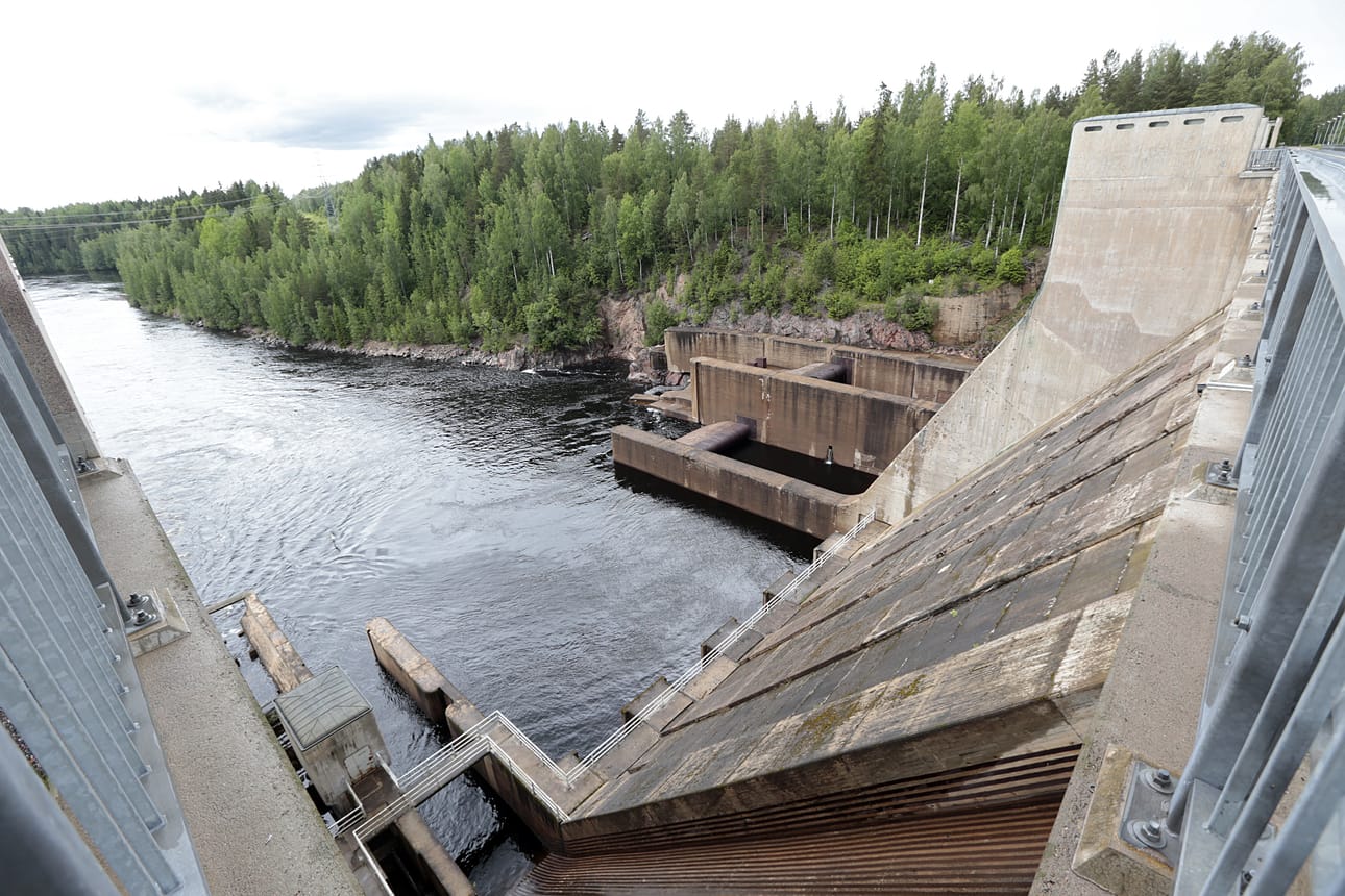Muhoksen Leppiniemessä sijaitsevalta Pyhäkosken voimalaitoksen padolta avautuvat näkymät Oulujoelle. Arkistokuva.