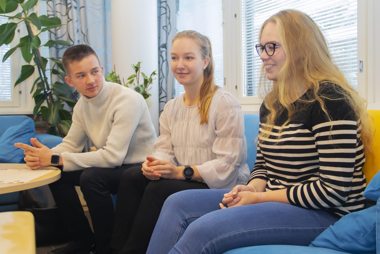 Elias Tahkola, Seela Peuralahti ja Emilia Sorvisto sanovat, että hyvä isä tukee nuorta hänen päätöksissään ja on turvallinen taustatuki.