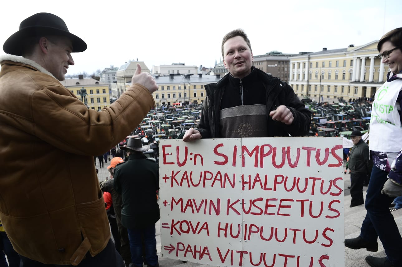 Maataloustuottaja Jari Teppinen jyristi Helsingin Senaatintorille traktorillaan puoli kymmenen aikaan aamulla.
