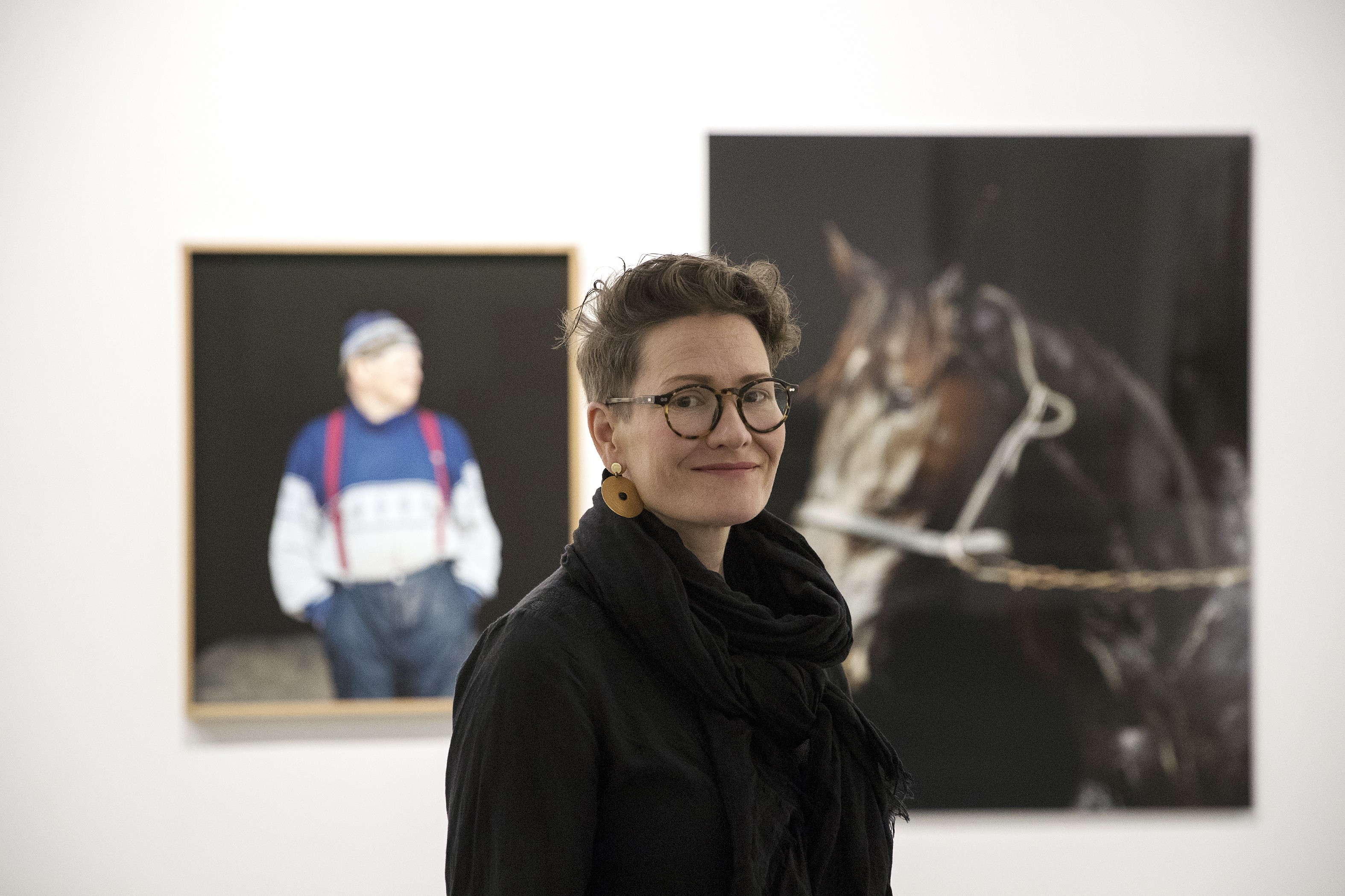 Valokuvataiteilija Kati Leinonen kokee, että hevosen seurassa olo on kokonaisvaltainen visuaalinen elämys. Leinosen näyttely Äimärautio on esillä Oulun taidemuseossa syyskuun 8. saakka.