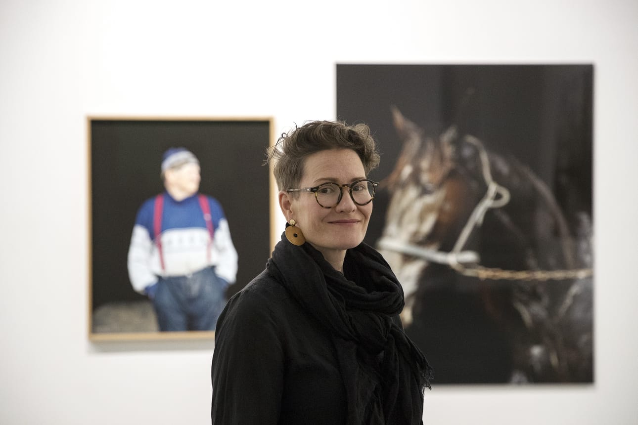 Valokuvataiteilija Kati Leinonen kokee, että hevosen seurassa olo on kokonaisvaltainen visuaalinen elämys. Leinosen näyttely Äimärautio on esillä Oulun taidemuseossa syyskuun 8. saakka.