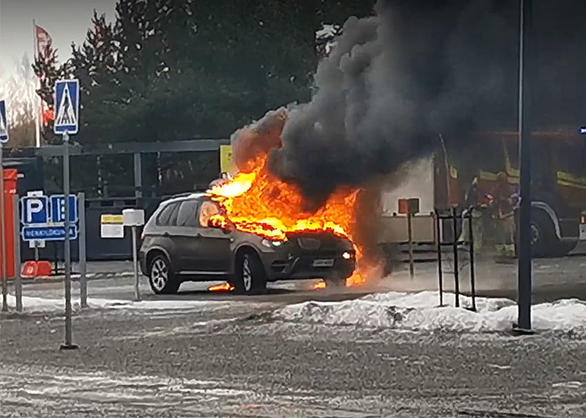 Auto oli ilmiliekeissä, kun pelastuslaitos saapui paikalle.