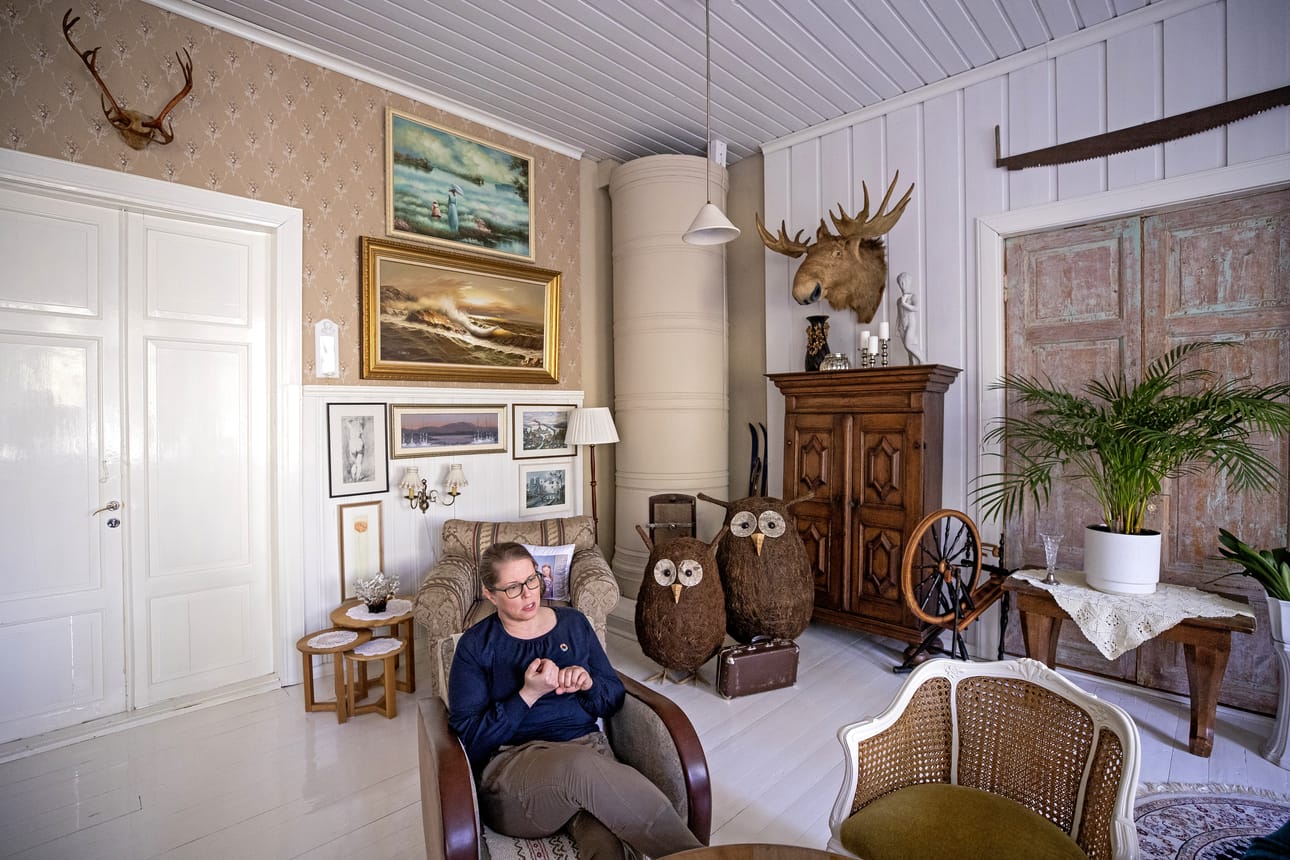 Tytär asuu vielä Pilvi Pohjolan kanssa suurta taloa, aikuinen poika on jo omillaan.