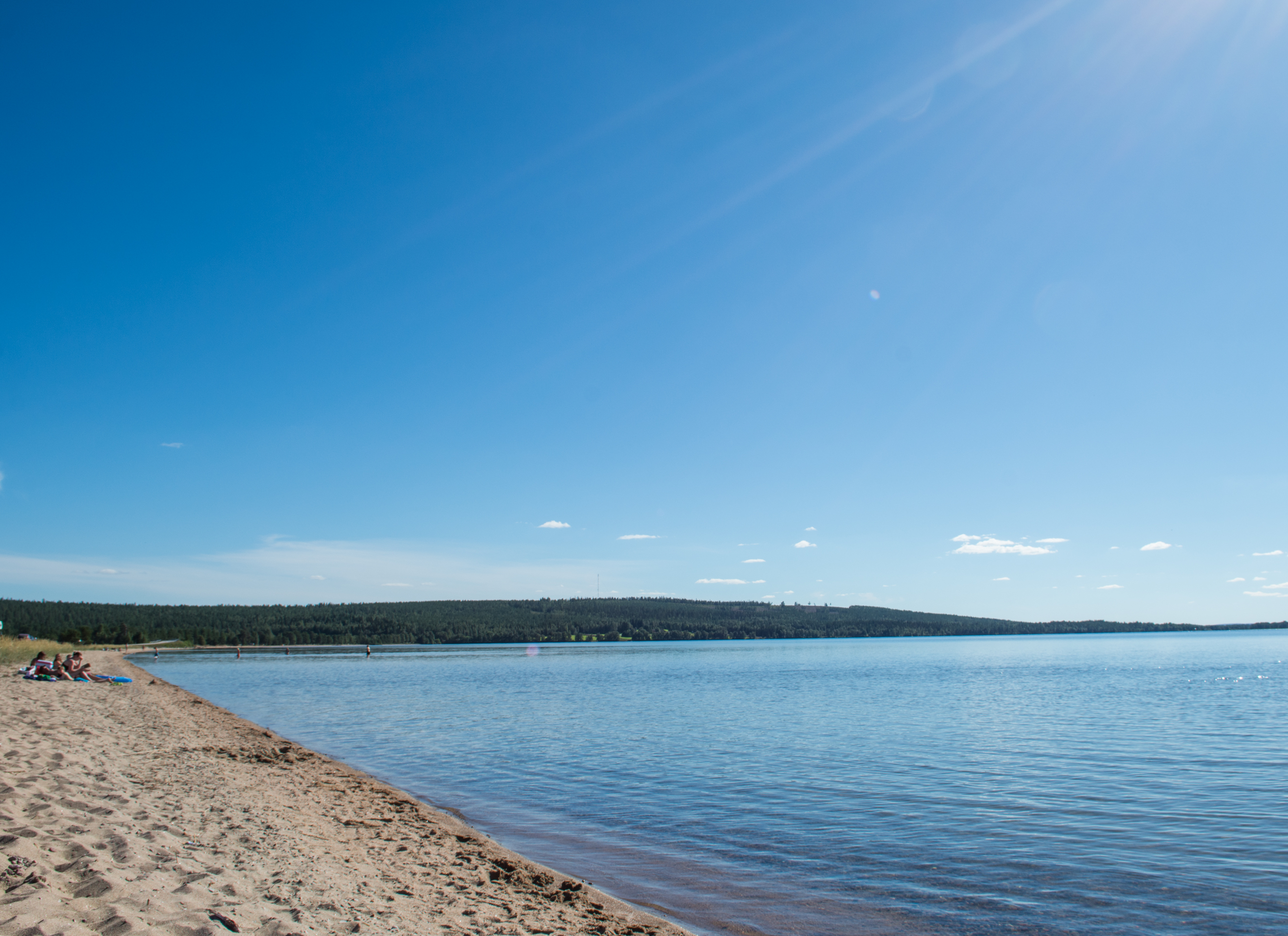 Livojärven rannalla voi jäätelön lisäksi nautiskella myös lettukahveista ja paikallisista tuotteista Säikän Suoramyyntipisteellä.