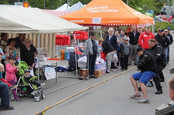 Markkinoilla nähtiin perjantaina köydenvetoakin. KUVAT: MIA KÄRKKÄINEN