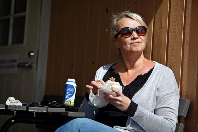 Pauliina Jussila ei häpeile syödä lihaa tai juoda maitoa. Toki hän ymmärtää, että maapallo pitää pelastaa. KUVAT: KARI LÖFHJELM