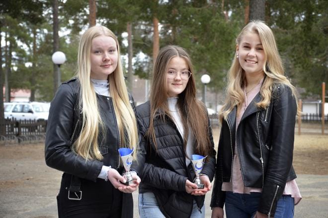 Milja Latvala, Venla Levijoki ja Johanna Viitasaari palkittiin ulkona järjestetyssä Alavolin kevätjuhlassa. KUVA: SARI HEINILÄ