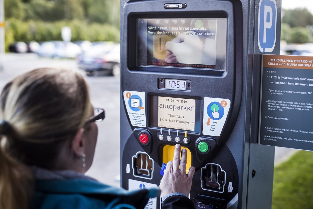Pysäköintiautomaatilla asiointi alkaa rekisterinumeron syöttämisellä. Maksaa voi kortilla, kolikoilla tai setelillä. Alle tunnin pysäköinnistä ei veloiteta. Vaihtoehtona automaatille ovat älypuhelimen EasyPark- ja ParkMan-sovellukset.