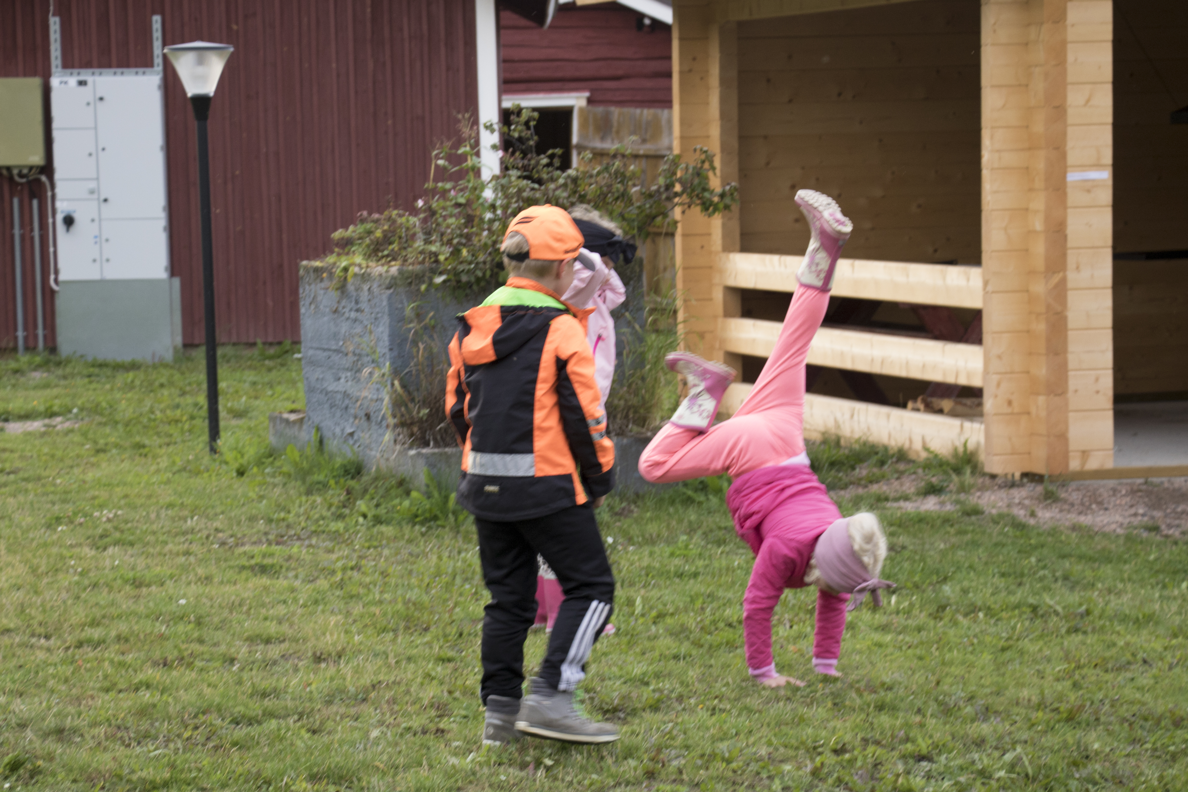 Suomelan venetsialaiset on lapsille suunnattu tapahtuma. Lapsia olikin saapunut runsaasti paikalle ja järjestetyn ohjelman lisäksi he keksivät omia leikkejä.