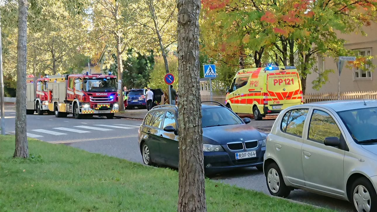 Silminnäkijän mukaan auton keula on yhden tien varren kiinteistön pihalla ja perä kevyen liikenteen väylällä.