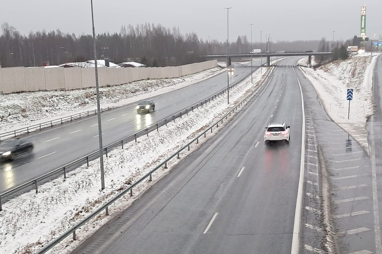 Meri-Lappiin on annettu keskiviikoksi erittäin huonon ajokelin varoitus. Kun aamupäivä oli valjennut, moottoritie oli sula.