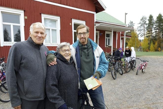 Aivan liikuttavaa tämä on, kun saa nähdä, millaisia mummoja ja pappoja meistä on tullut. Näin sanoi Miina Lehtola, o.s. Kujala, joka sai tutun Alakylän koulun pihassa ympärilleen luokkakaverit Jorma Etulan, jonka keksintöä tapaaminen oli, sekä Risto Rokalan. KUVA: SARI HEINILÄ