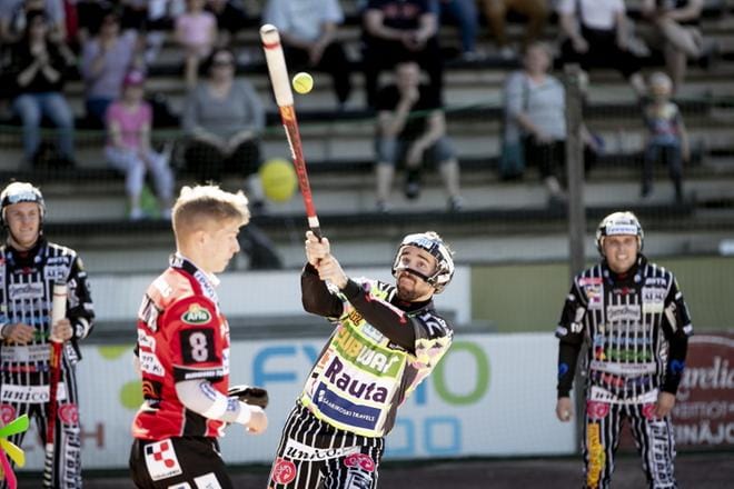 JymyJussien Tuomas Raunio meni jokeripaidassa hienosti kentälle. KUVA: JAAKKO ELENIUS