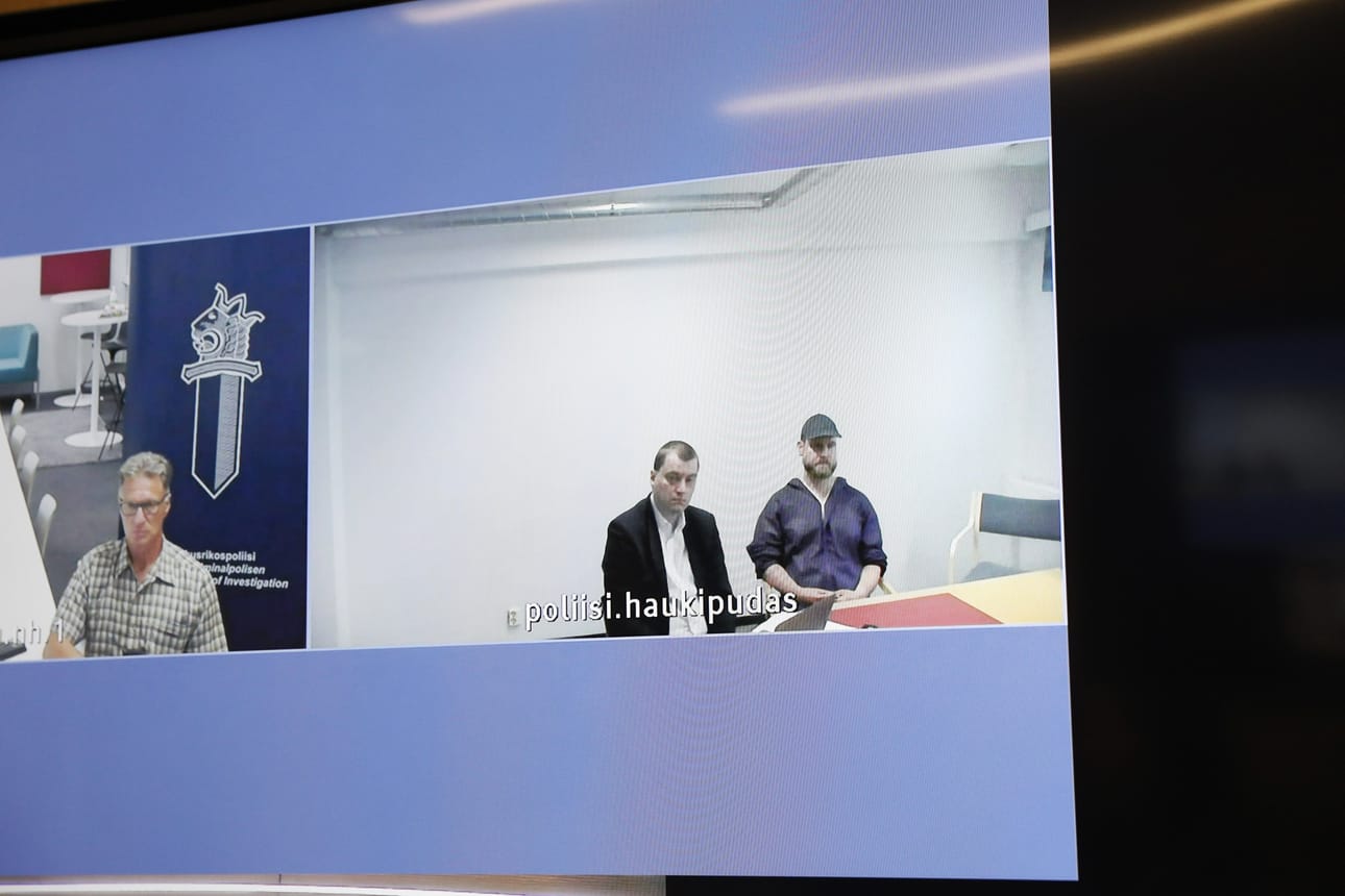 Juhani Lämsä (oik.) osallistui vangitsemisistuntoon etäyhteydellä avustajansa kanssa Haukiputaan poliisivankilasta. Hän ei peitellyt kasvojaan, kun media sai kuvata häntä hetken käsittelyn aluksi. LEHTIKUVA / Timo Heikkala