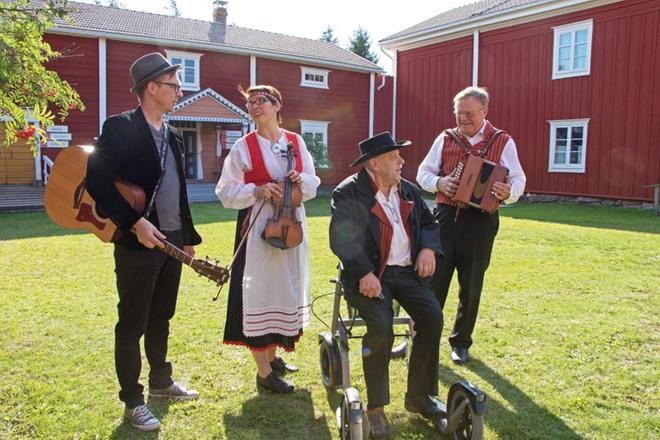Pelit kainaloon ja menoksi. Hämes-Havusen pohjalaista pohjalaisempi miljöö kokoaa perjantaista sunnuntaihin pelimannit ja uuden kansanmusiikin taitajat Ruokamessujen lomaan. Vauhdissa ovat jo ennen avajaisia Timo Kiprianoff, Niina Kiprianoff, Aarre Ilomäki ja Jaakko Rajala. KUVAT: AUNE WARONEN