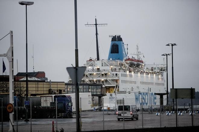 Perjantaina Wasa Expressin ruuman suuaukolla kävi kuhina, kun rekan lastina olleita muovikuulia imettiin toiseen rekkaan. Rekan nostaminen pystyyn ei olisi onnistunutkaan ilman lastin tyhjennystä. KUVA: JAAKKO ELENIUS