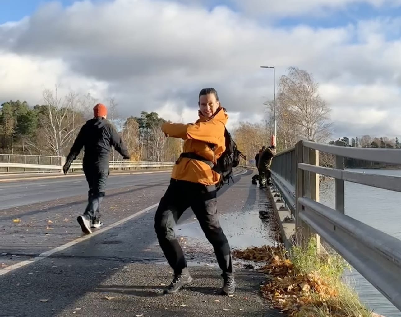 Suomi näyttämönä -teoksessa tanssija Sanna Henton päivämatkan pituus on arviolta 20 kilometriä. Hän aikoo tanssia jokaisen askeleen. Teos juhlistaa samalla Henton 30-vuotista uraa tanssitaiteilijana.