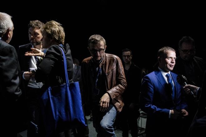 Kokoomuksen puheenjohtaja Petteri Orpo (vas.) ja EPP:n puheenjohtaja Joseph Daul (keskellä) korostavat dialogin käymistä unkarilaisen Fidesz-puolueen kanssa. KUVA: Joel Maisalmi
