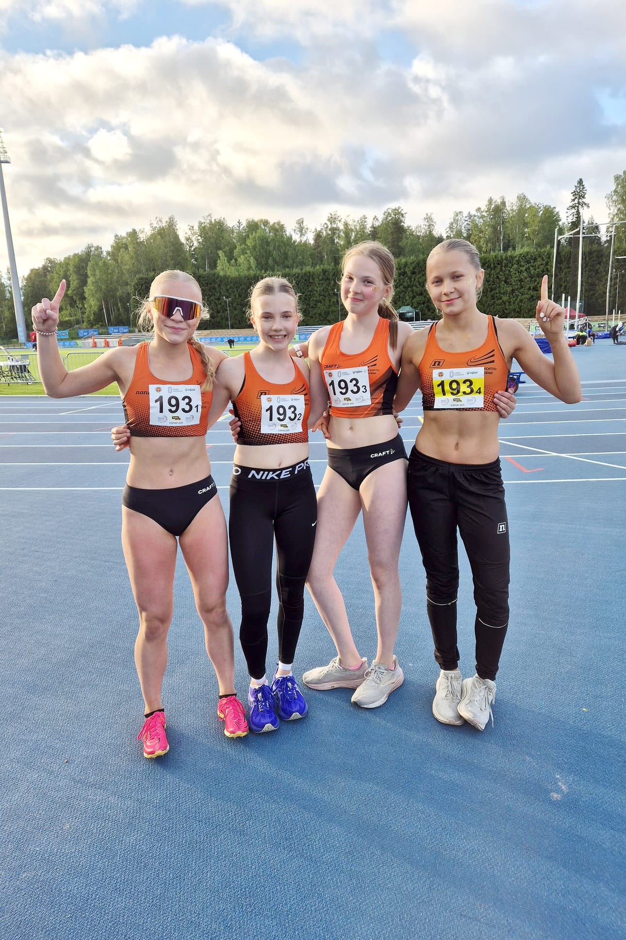 Elina Saarinen, Peppi Heikkilä, Hilla Mäkitervo, Ellen Vierimaa voittivat FJG-kultaa ja juoksivat uuden Lapin piirinennätyksen.