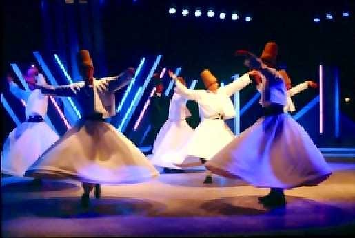 Tanssivat suufit. Tanssivat dervissit on turkkilainen suufijärjestö, jonka esikuva on suufimystikko-runoilija Maulana Rumi. Hänen kerrotaan kirjoittaneen runonsa dhikr-seremonian aikana, tanssiessaan mystisen Jumala-kokemuksen vallassa.