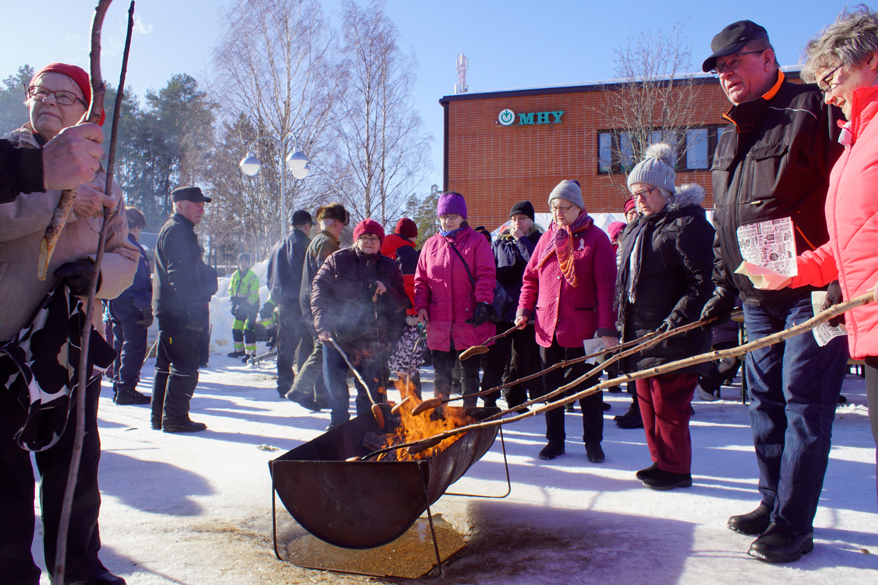 Nuotiomakkarat maistuivat, niitä jakaneiden Marttojen laskun mukaan reilusti yli tuhat makkaraa tulilla lämpesi.