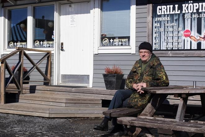 – Lounaslautanen ja makkaraperunat onnistuvat parhaiten, sanoo grilliyrittäjänä reilut pari viikkoa ollut Ilmo Eerola. KUVAT: MINNA ANTILA