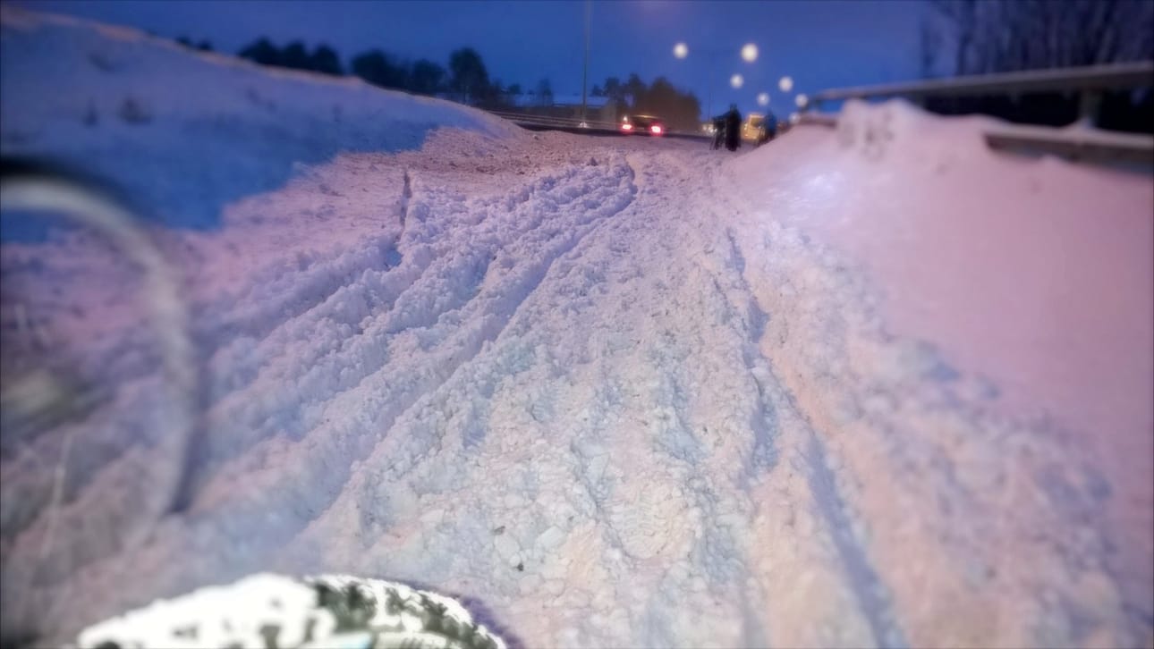 Lukija kertoo, että kaasunpainajilla oli mukava körötellä moottoritiellä tiistaiaamuna Oulussa , mutta toisella puolen peltiaitaa pyöräilijöillä oli tilanne toinen aina Kemiralle asti.